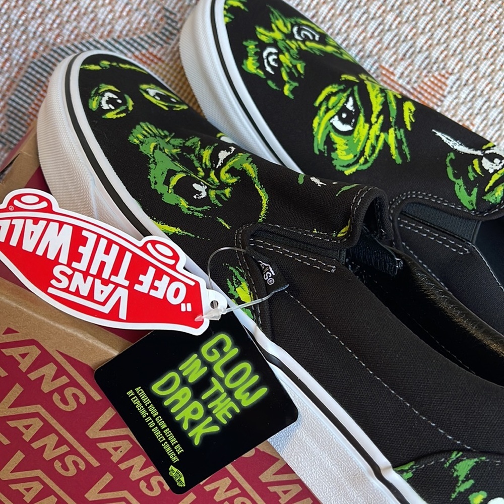 Vans Classic Slip-0n
Eyes In The Dark Black/Multi
VINOA705DBML
Men’s sneakers - Picture 15 of 16